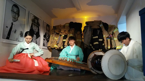 지난 3일 서울 서대문구 연희동에 위치한 L153 아트 갤러리에서 개최된 'FILO 46 47 소방관 전시회'에서 한국예술종합대학의 젊은 예술인들이 소방관을 위한 공연을 펼치고 있다.   