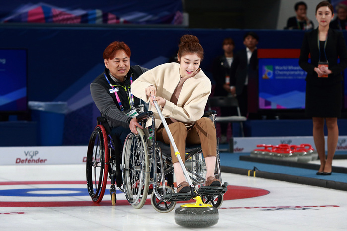  평창 패럴림픽 데이에서 김연아가 휠체어 컬링을 시연하고 있다. 