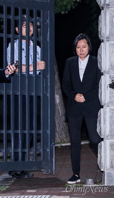 최순실 조카 장시호씨가 8일 자정을 넘기며 경기도 의왕시 서울구치소에서 구속기간 만료로 석방되어 귀가하고 있다. 