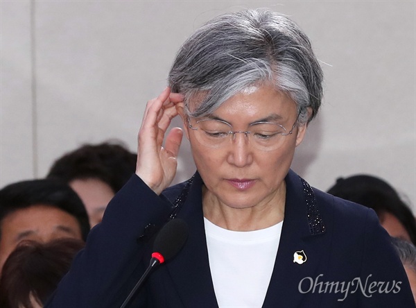 강경화 외교부 장관 후보자가 7일 국회 외교통일위원회에서 열린 인사청문회에서 모두발언을 마친후 머리를 쓸어올리고 있다. 