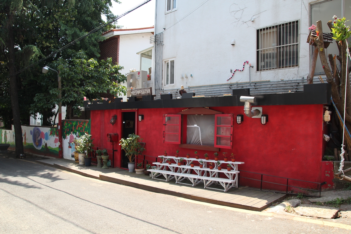 부산 커피갤러리다. 예쁘게 채색한 붉은 빛깔의 건물이 시선을 붙든다. 
