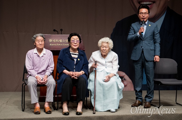  일본군 위안부 피해자인 (오른쪽부터) 박옥선, 이용수, 이옥선 할머니가 8일 오후 서울 중구 프레스센터에서 강경화 외교부장관 후보자를 지지하는 기자회견을 열고 있다. 