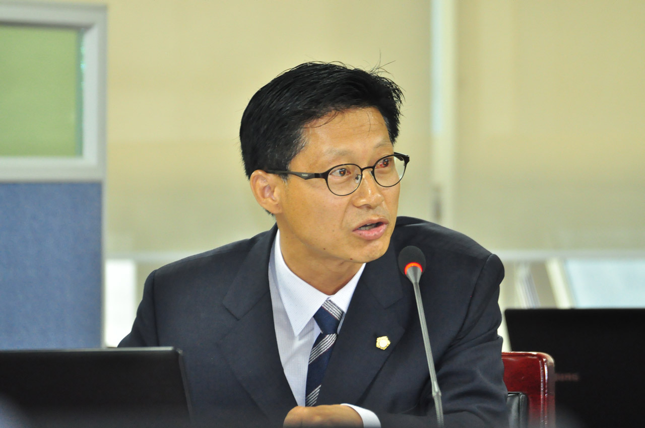 이영준 의원(자유한국당). 하남시의회 행정사무감사 모습
