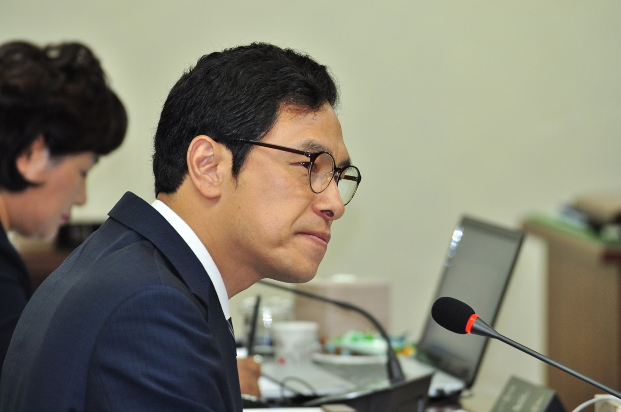 강성삼 의원(더불어 민주당). 하남시의회 행정사무감사 모습