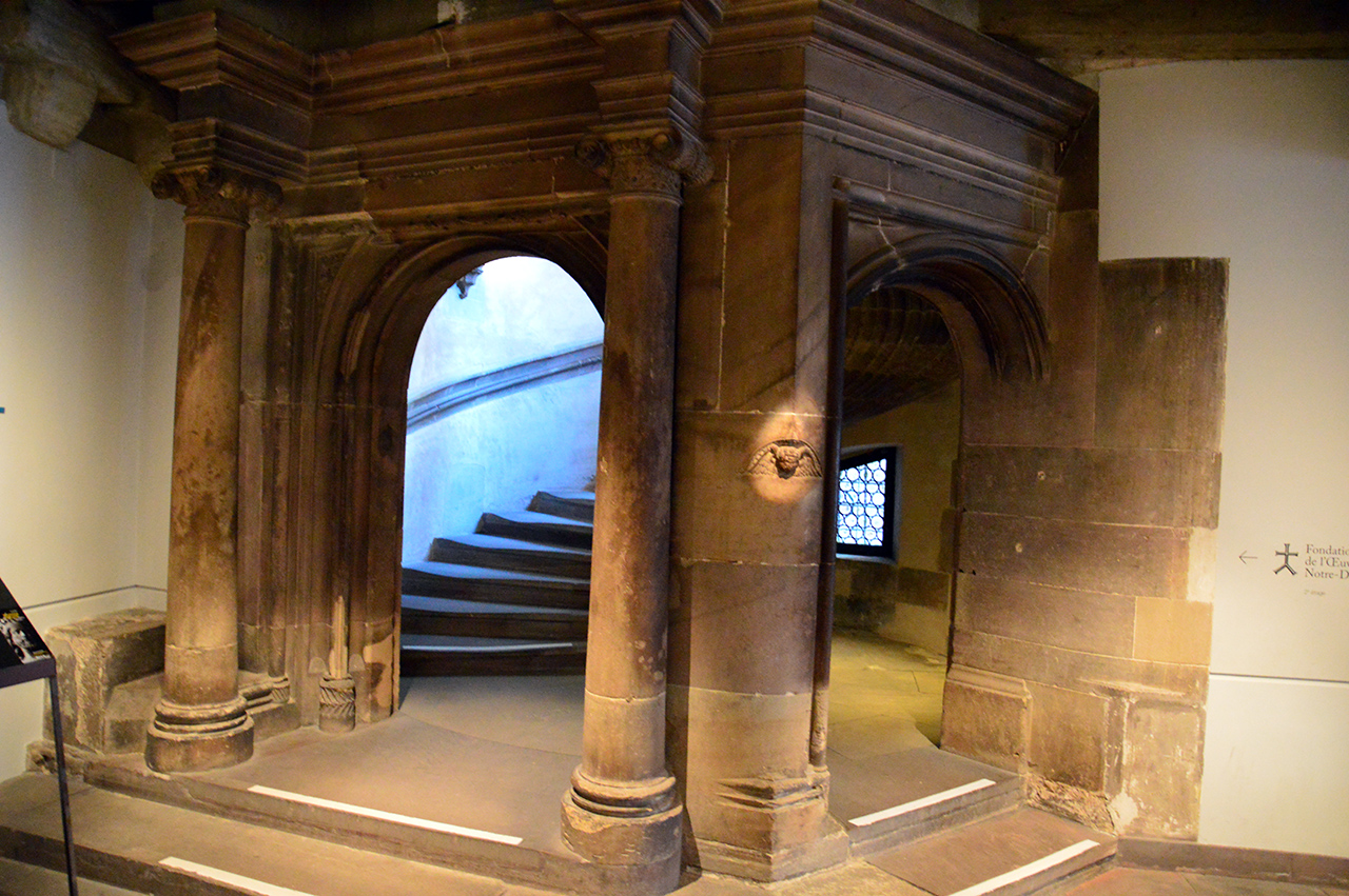 박물관 입구를 들어서면 고풍스러운 석조 문과 석제 계단이 이어진다.