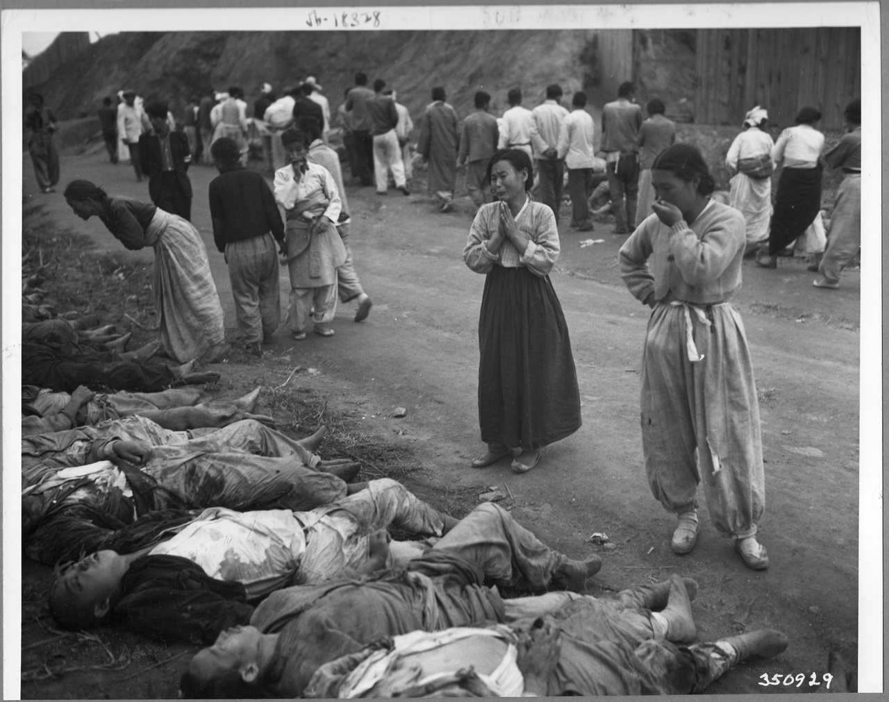  1950. 10. 19. 함흥, 300여 명의 정치범이 동굴에 불법 감금되어 질식해 죽었다. 유엔군이 점령한 뒤 이 시신들을 동굴에서 꺼내 늘어놓자 유족들이 가족을 확인하며 울부짖고 있다.