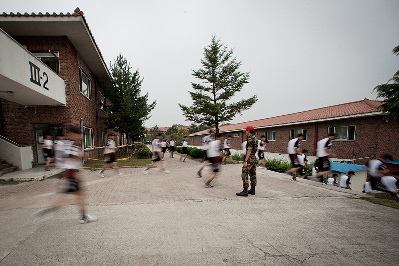 훈련병들이 점호장으로 뛰어가는 모습.