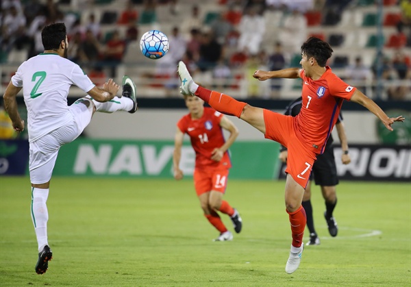  지난 7일 오후(현지시간) 아랍에미리트 라스 알카이마 에미레이츠 클럽 경기장에서 열린 한국과 이라크 축구국가대표팀 평가전에서 한국의 손흥민과 이라크의 아흐메드 칼라프가 발을 이용해 공중 경합을 하고 있다. 