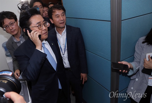 자유한국당 찾은 전병헌 정무수석 전병헌 청와대 정무수석이 9일 오전 서울 여의도 국회를 방문해 자유한국당 정우택 원내대표실로 들어가기 앞서 누군가와 통화하고 있다. 