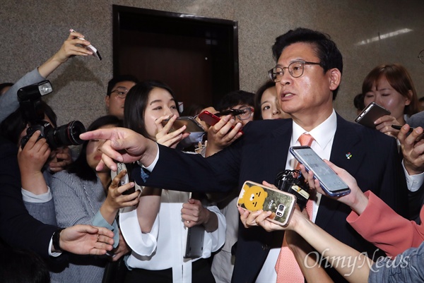 "전병헌. 기다릴 수 없다"는 정우택 9일 오전 국회 원내대표실에서 전병헌 청와대 정무수석을 기다리던 정우택 자유한국당 원내대표가 약속한 시간이 10여 분 지나자, "일정상 더 이상 기다릴 수 없다"며 방을 나서 기자들에 둘러싸여 있다. 