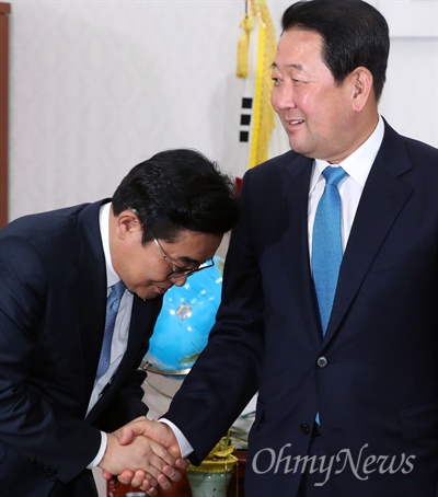 국민의당 찾은 전병헌 '폴더인사' 전병헌 청와대 정무수석이 9일 오전 서울 여의도 국회를 방문해 국민의당 박주선 비상대책위원장을 만나 인사하고 있다. 