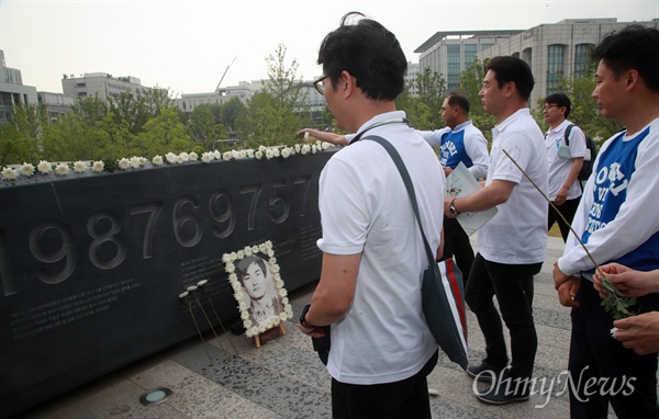 이한열 열사 추모하는 시민들 9일 오후 서울 서대문구 연세대학교 내 한열 동산에서 열린 이한열 열사 30주기 추모식에 참석한 시민들이 추모비에 헌화하고 있다.