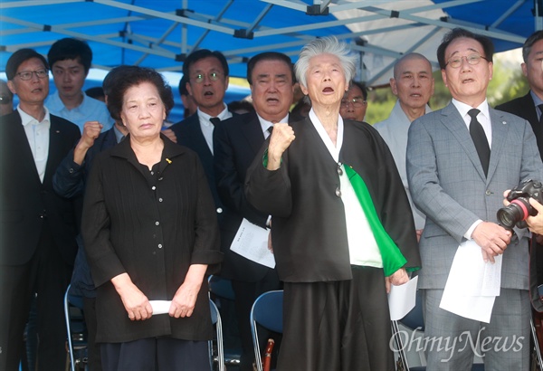 이한열 열사 추모식에 울려 퍼진 '님을 위한 행진곡' 9일 오후 서울 서대문구 연세대학교 내 한열 동산에서 열린 이한열 열사 30주기 추모식에서 이한열 열사의 어머니 배은심씨, 백기완 통일문제연구소 소장을 비롯한 참석자들이 '님을 위한 행진곡' 노래를 부르고 있다.