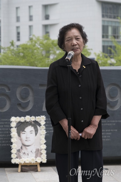  '제30주기 이한열 열사 추도식'이 열린 9일 오후 서울 서대문구 연세대학교 이한열동산에서 이한열 열사의 어머니 배은심씨가 참석해 유족대표로 인사말을 전하고 있다. 