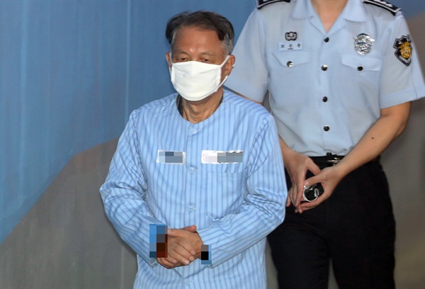 2017년 6월 9일 '블랙리스트' 작성 및 관리에 관여한 혐의로 기소된 김기춘 전 대통령 비서실장이 환자용 수의를 입고 서울중앙지법에서 열린 공판에 출석하고 있다. 