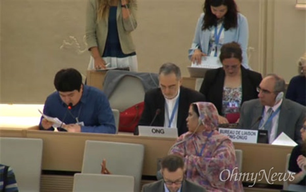 2015년 삼성전자 하청업체에서 일하다 메탄올 중독으로 시력을 잃은 김영신(29)씨가 9일 오후(한국시각) 스위스 제네바에서 열린 35차 유엔 인권이사회 회의에서 발언을 하고 있다.