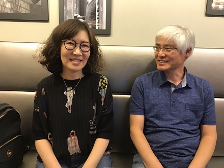  한국ALS사회적협동조합 준비위원회 우수연 사무국장(왼쪽)과 손재학 관리이사(오른쪽)를 만나 루게릭병 환우들을 위한 휠체어 선물 운동을 들어봤다. ⓒ 박찬이