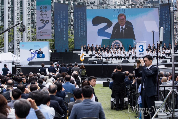 문재인 대통령이 10일 오전 서울광장에서 열린 제 30주년 6.10 민주항쟁기념식에 참석해 기념사를 하고 있다.