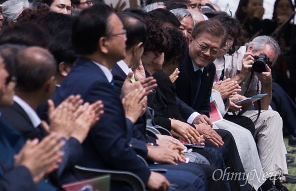  문재인 대통령이 10일 오전 서울광장에서 열린 제 30주년 6.10민주항쟁 기념식에 참석해 기념사를 마치고 참석자들과 인사를 하고 있다.