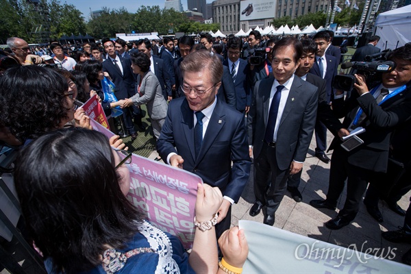  문재인 대통령이 10일 오전 서울광장에서 열린 제 30주년 6.10민주항쟁 기념식에 참석을 마치고 자리를 떠나던 중 학생인권법 제정을 촉구하는 피켓팅 참가자들과 인사를 하고 있다. 