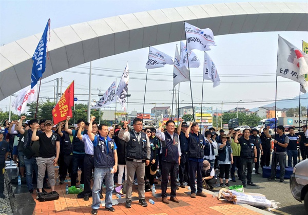 민주노총 전국공공운수노동조합은 마필관리사 박경근 조합원의 사망과 관련해, 10일 오후 한국마사회 부산경남경마공원 앞에서 집회를 열었다.