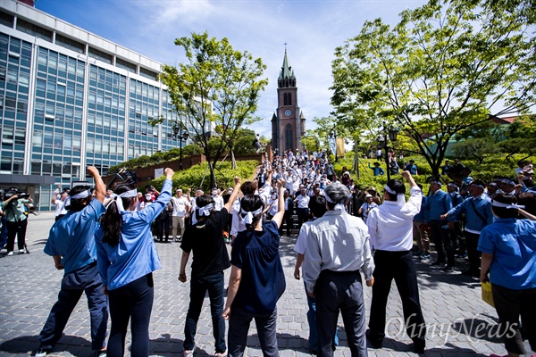 2017년 6월 10일 서울 중구 명동성당 앞에서 6.10 민주항쟁 30주년을 기념해 ‘6월항쟁군’ 복장을 한 시민들이 당시 상황을 재현하고 있다. 