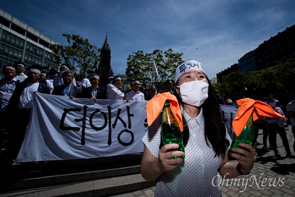 10일 오후 서울 중구 명동성당 앞에서 6.10 민주항쟁 30주년을 기념해 ‘6월항쟁군’ 복장을 한 시민들이 당시 상황을 재현하고 있다. 