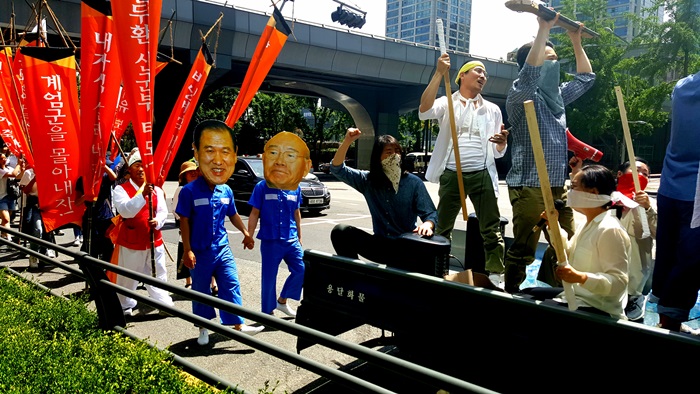  10일 오후 5.18광주민주화운동 시민군으로 분하고 서울 도심 행진에 나선 이들의 모습. 