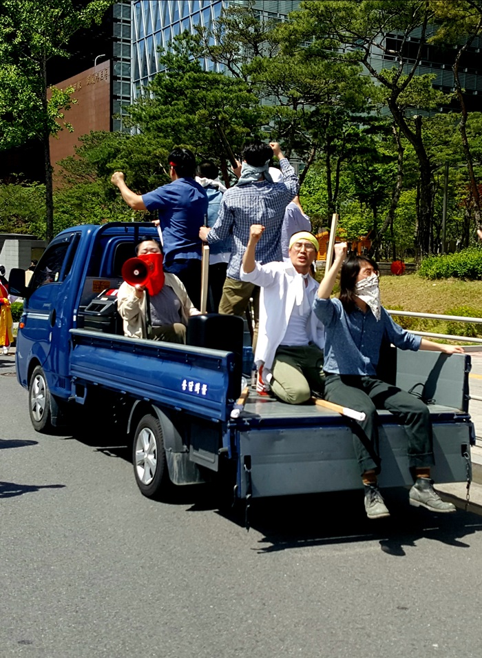  10일 오후 5.18광주민주화운동 시민군으로 분하고 서울 도심 행진에 나선 이들의 모습. 