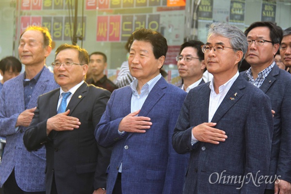 박종훈 경남도교육감과 안상수 창원시장, 김종대 창원시의회 부의장이 10일 저녁 경남 창원시 마산합포구 창동사거리에서 열린 '6월민주항쟁 30주년 기념식'에서 국민의례하고 있다.