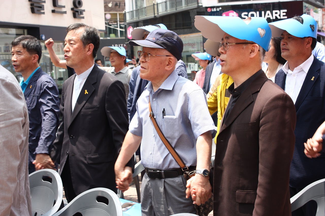 한자리에 모인 그때 그동지 오른쪽부터 정한수 목사, 임명흠. 김정명 전 목사, 이현종 시민협 대표의 모습