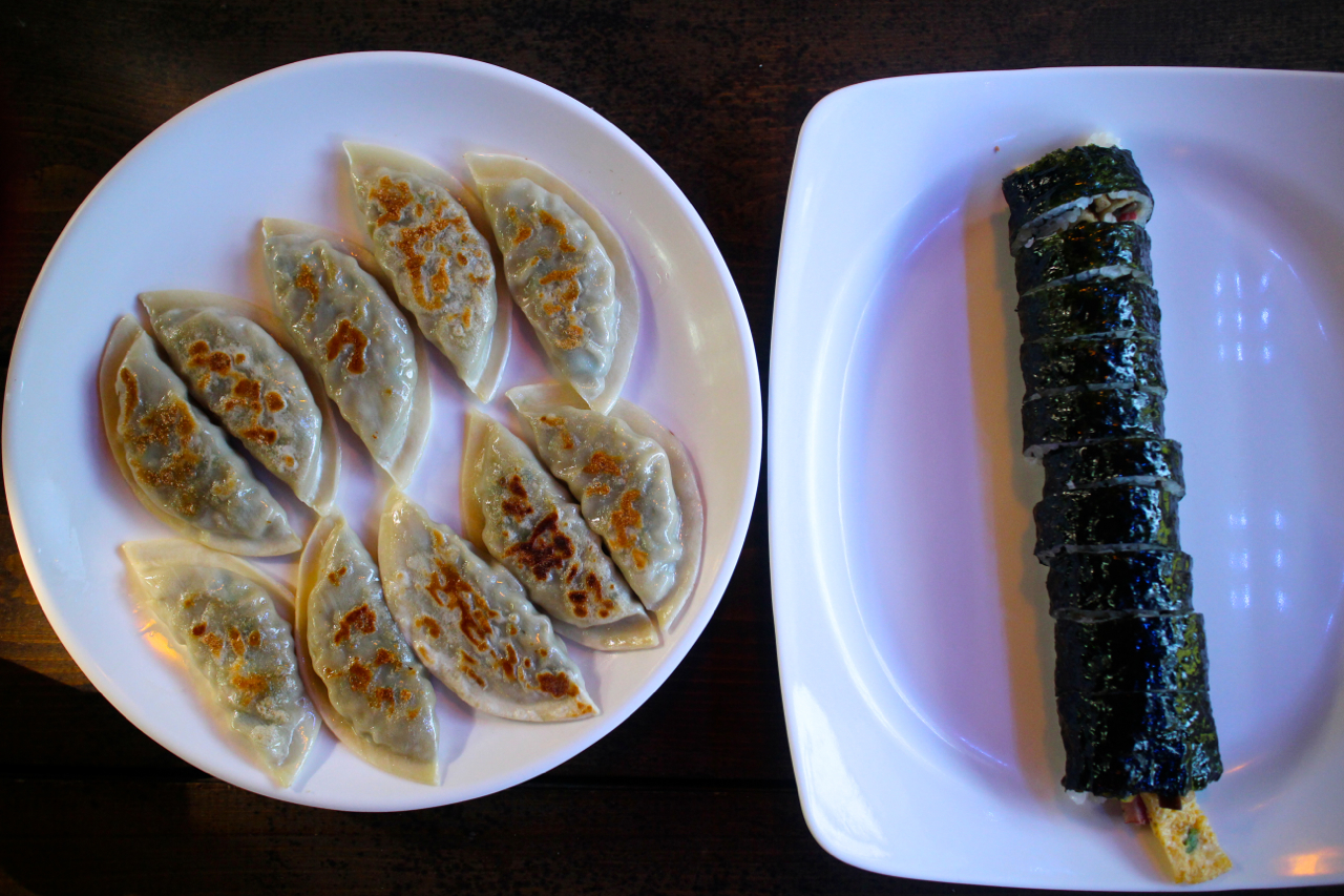 구룡사 입구 근처 식당에서 김밥과 만두를 먹었다. 