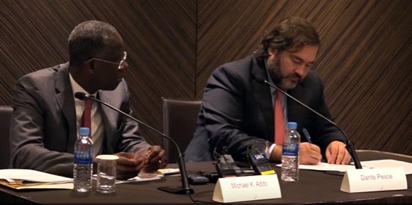 2016년 6월 1일, 서울 플라자 호텔에서 출국기자회견을 하고 있는 '유엔 기업과 인권 실무그룹'  마이클 아도(Michael K. Addo, 왼쪽)위원과 단테 페스(Dante Pesce. 오른쪽)위원.