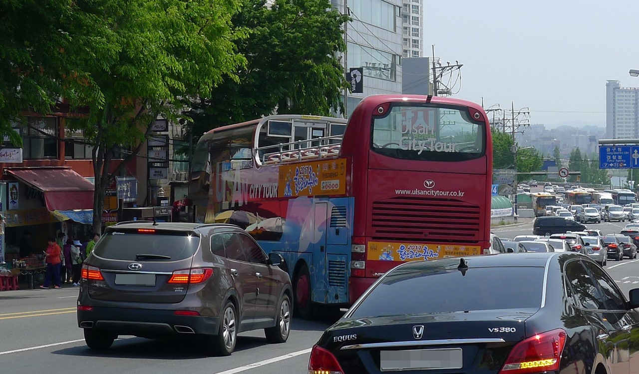 지난 4월 30일 울산 태화루 앞을 지나는 울산시티투어 2층버스. 휴일이고 화창한 봄날씨였음에도 불구하고 시티투어버스 2충에서는 관광객을 찾아 볼 수 없었다.  