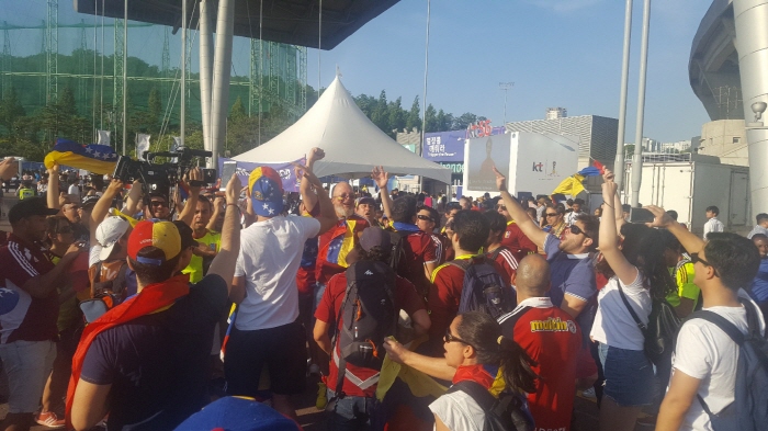     승리를 다짐하는 베네수엘라 팬들