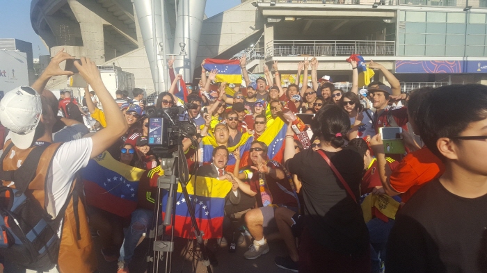     베네수엘라 팬들은 경기 시작 전부터 열광적인 응원을 보여줬다.