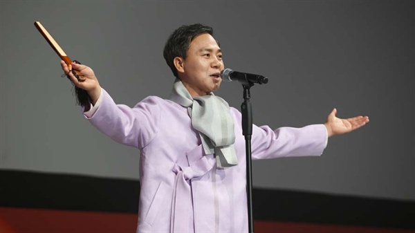  지난 5월, 전주국제영화제 폐막식에서 폐막선언을 하고 있는 김승수 조직위원장.