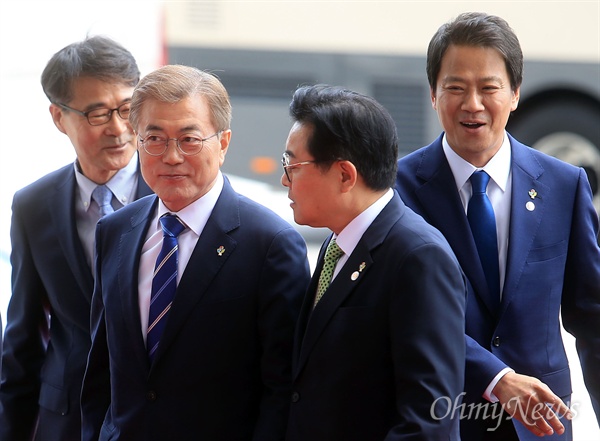 문재인 대통령, 시정연설 위해 국회 도착 문재인 대통령이 12일 오후 추가경정예산안 시정연설을 위해 여의도 국회에 도착하고 있다. 현직 대통령의 추경예산안 시정연설은 문재인 대통령이 처음이다.