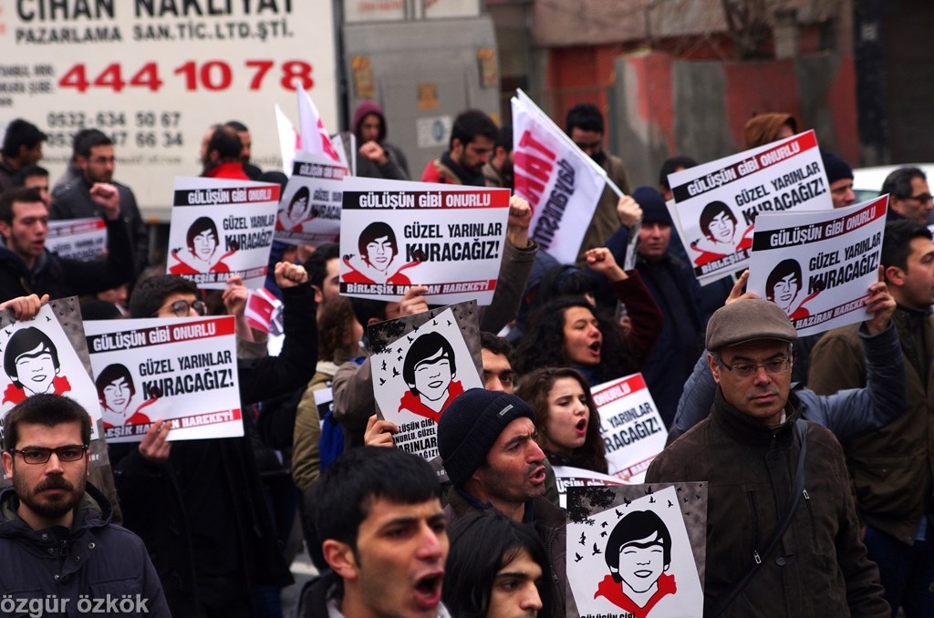 베르킨 엘반의 얼굴이 그려진 피켓을 들고 시위에 나선 터키 시민들.
