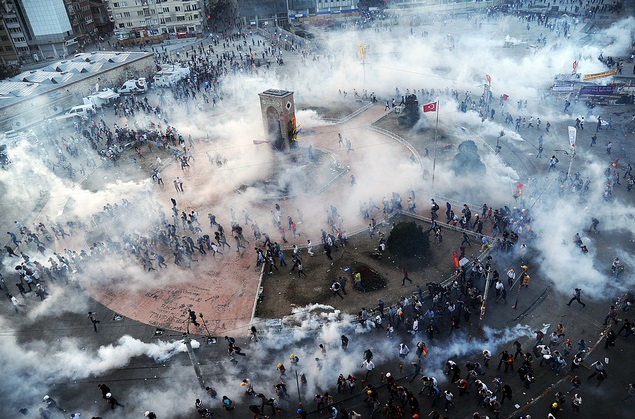 2013년 6월 11일 탁심광장. 경찰과 시위대가 대치하는 가운데 최루탄 연기가 광장을 가득 메우고 있다.