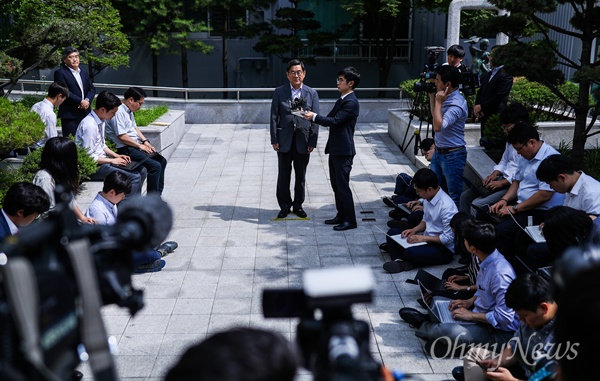 안경환 법무부장관 후보자가 12일 오후 서울 서초구 자택 앞에서 기자회견을 열고 소감을 밝히고 있다