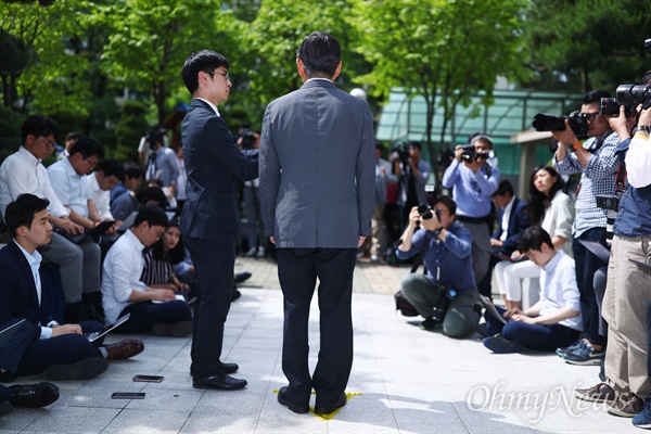 안경환 법무부장관 후보자가 12일 오후 서울 서초구 자택 앞에서 기자회견을 열고 소감을 밝히고 있다
