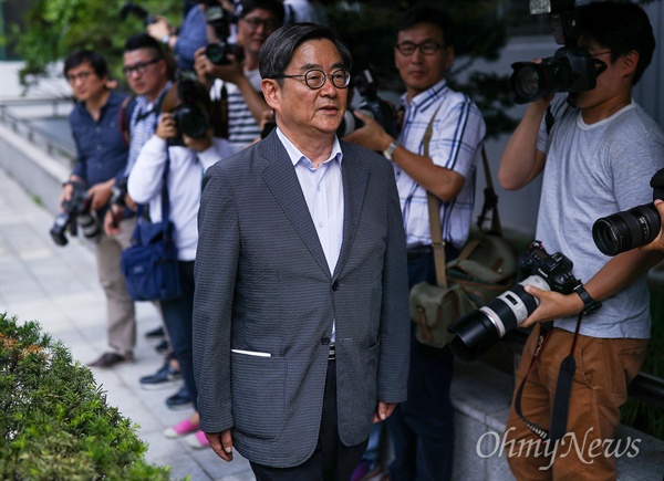 안경환 법무부장관 후보자가 지난 12일 오후 서울 서초구 자택 앞에서 기자회견에서 소감을 밝히기 위해 기자들을 향해 걸어나오고 있다.