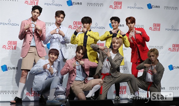 펜타곤, 예뻐지는 중! 그룹 펜타곤(PENTAGON)이 12일 오후 서울 서교동의 한 공연장에서 열린 세 번째 미니앨범 < CEREMONY > 발표 쇼케이스에서 포토타임을 갖고 있다.  