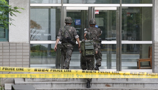 13일 오전 서울 신촌의 연세대 1공학관 건축학과 김모 교수 연구실에서 폭발사고가 발생, 군 관계자들이 내부로 들어가고 있다. 
