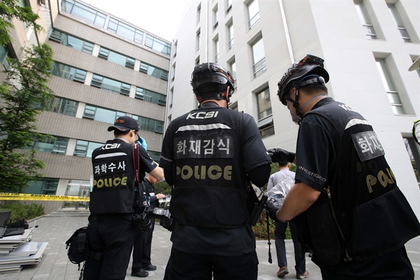 13일 오전 서울 신촌의 연세대 1공학관 건축학과 김모 교수 연구실에서 폭발사고가 발생, 경찰 관계자들이 분주하게 움직이고 있다.