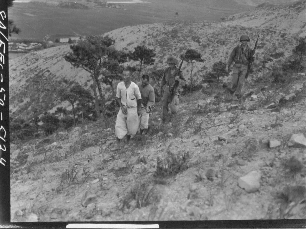  1950. 7. 29. 유엔군이 진주 부근 마을에서 사로잡은 부역자 혐의자를 산으로 연행하고 있다.