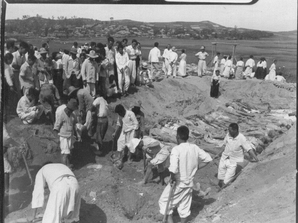  1950. 9. 29. 충주. 주민들이 민간인 학살 암매장 현장에서 시신을 파내고 있다.