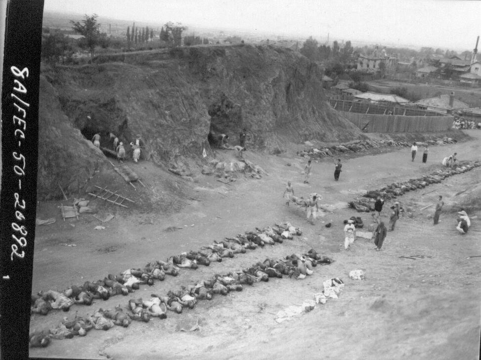  1950. 10. 10. 함흥. 한 동굴에서 민간인 학살자 시신 300여 구를 들것으로 꺼내고 있다.