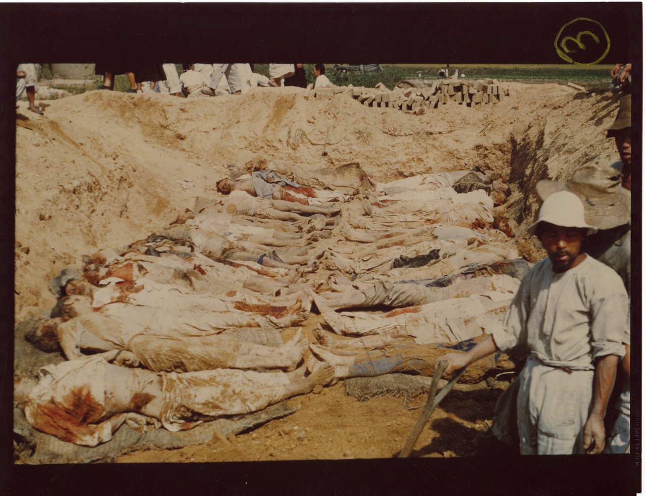  1950. 9. 29. 전주. 주민들이 대량 학살된 시신을 발굴하고 있다.